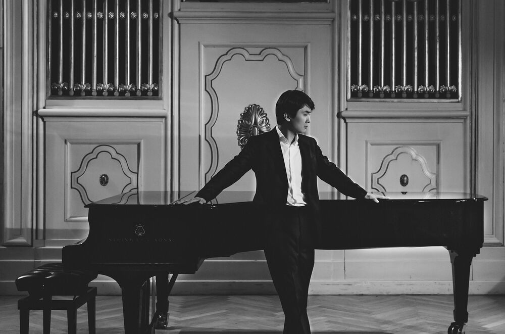 Pianist steht vor seinem Klavier