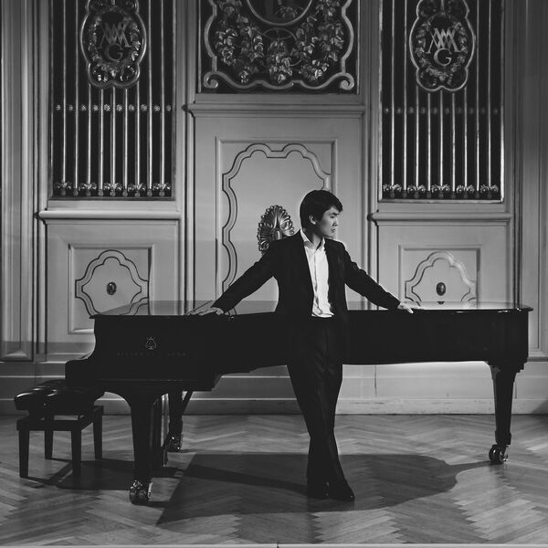 Pianist steht vor seinem Klavier