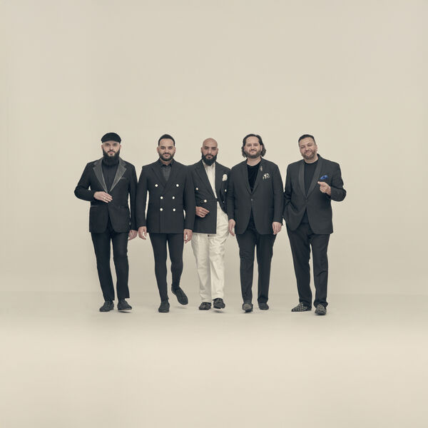 Das Janoska Ensemble mit Arpad Janoska vor weißem Hintergrund