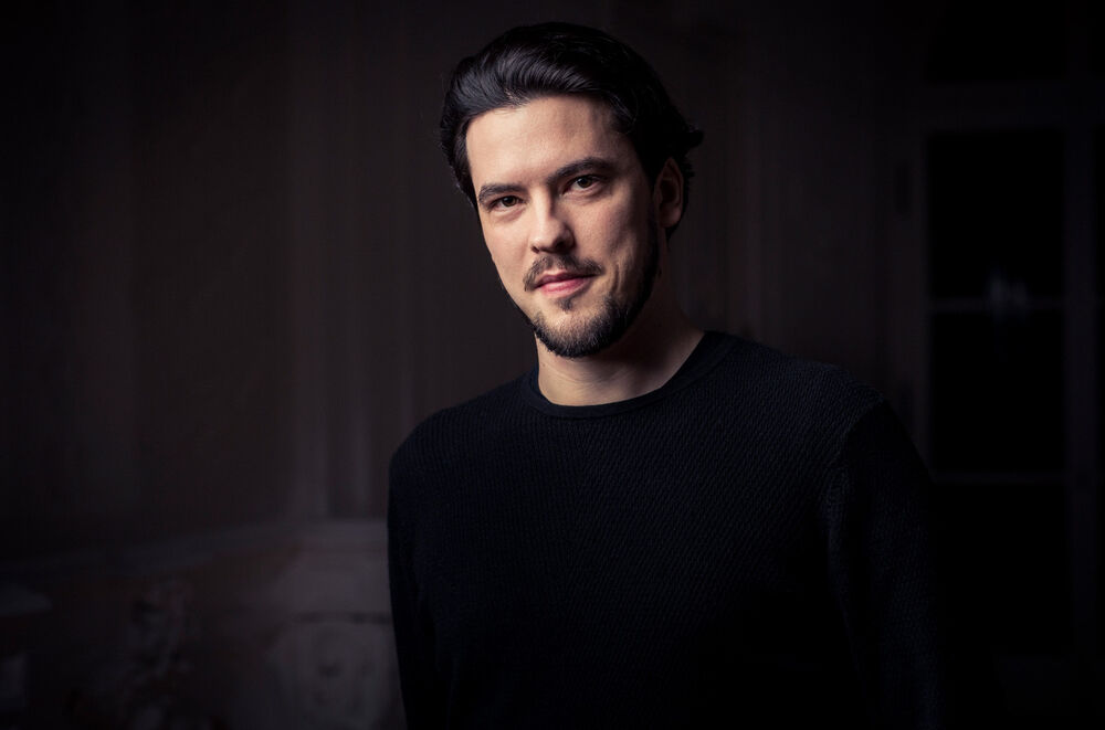 Portrait von Andrè Schuen im leichten Halbschatten